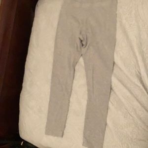 Hi I’m selling these grey pair of leggings